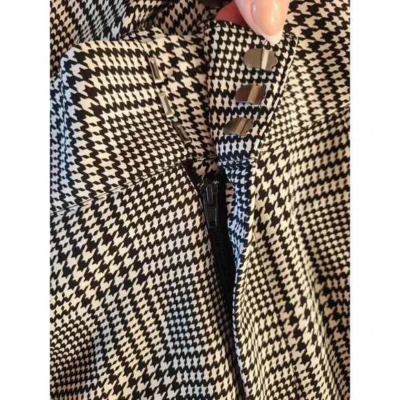 Torrid Wide Leg Studio Crepe Pleated Houndstooth Short - Picture 6 of 11